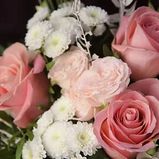 Нежно-розовый свадебный букет невесты