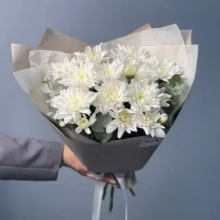 Букет из 3 кустовых хризантем Baltica и эвкалипта