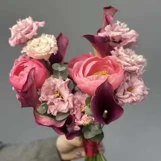 Свадебный букет невесты в малиновых оттенках