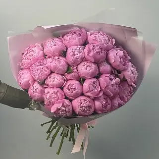 Букет из 25 ярко-розовых пионов
