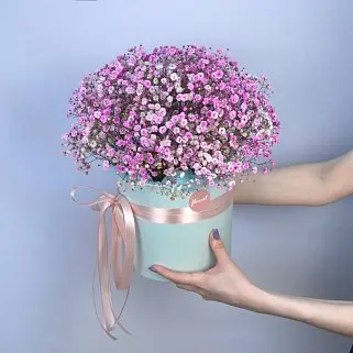 Букет в шляпной коробке из гипсофилы