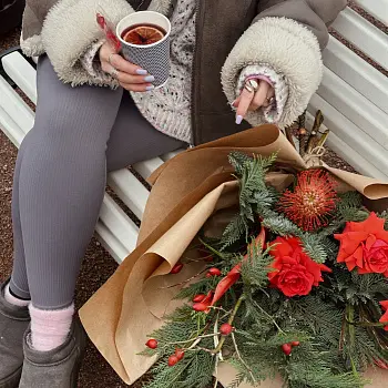 Алый зимний букет