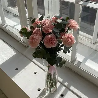 Интерьерный букет из 15 розовых гвоздик и эвкалипта