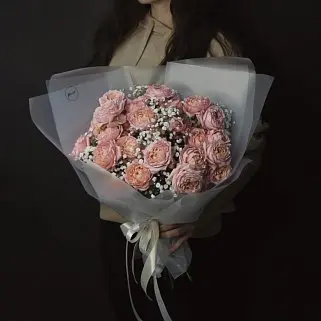 Букет пионовидных роз Juliet и гипсофилы