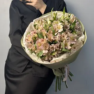 Букет из 11 розовых альстромерий