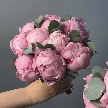 Свадебный букет невесты из 9 розовых пионов и эвкалипта