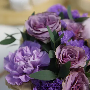 Цветочная композиция со свечой Пурпур S