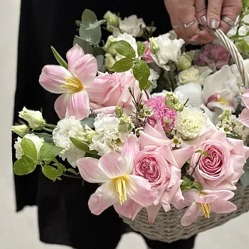 Розовая корзина с орхидеей S