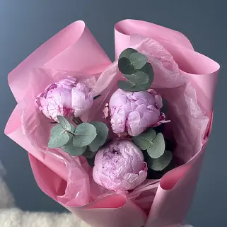 Букет из 3 розовых пионов и эвкалипта