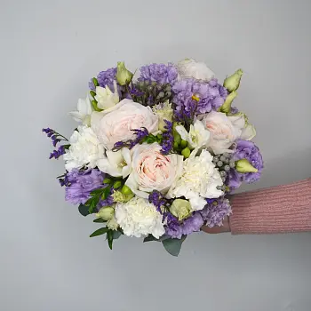 Свадебный букет невесты в бело-лиловых оттенках
