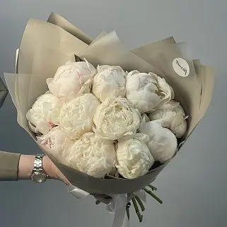 Букет из 11 белых пионов