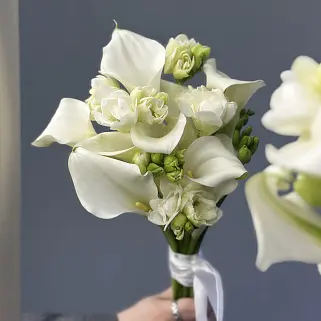 Свадебный букет невесты из калл и фрезии