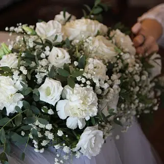 Белая раскидистая композиция