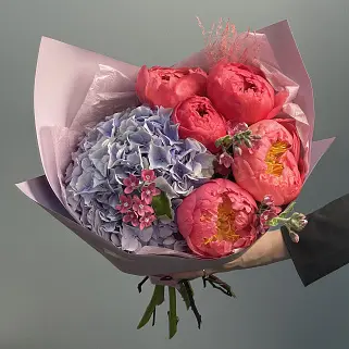 Сборный букет гортензий и пионов Emily