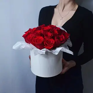 Букет в белой шляпной коробке из 25 красных роз