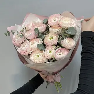 Букет из 15 ранункулюсов и лимониума