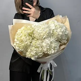 Букет из 5 белых гортензий