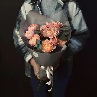 Букет пионовидных роз Juliet с эвкалиптом