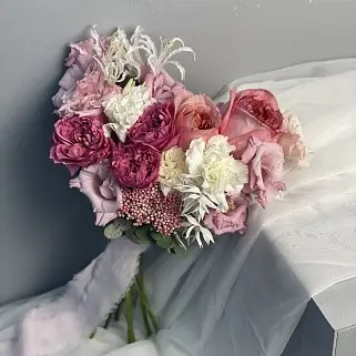 Свадебный букет невесты в малиновых оттенках