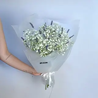 Букет из гипсофилы и лаванды