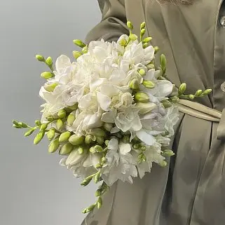 Классический свадебный букет невесты из 19 фрезий