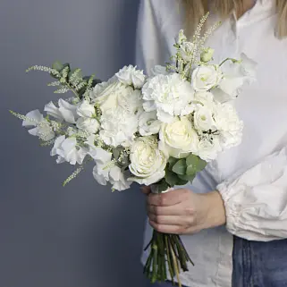 Светлый раскидистый свадебный букет невесты