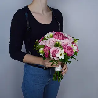 Круглый свадебный букет невесты в розовых оттенках