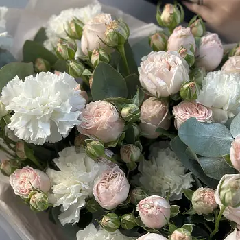 Дуо-букет роз Bombastic и белых гвоздик L