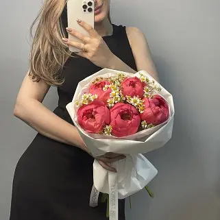 Букет из 5 пионов Coral Sunset и матрикарии