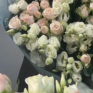 Дуо-букет эустомы и кустовой розы