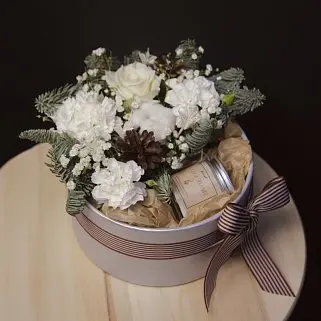 Белая зимняя коробочка с соевой свечой