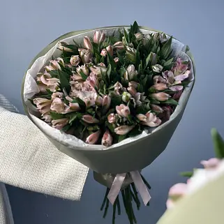 Букет из 21 розовой альстромерии