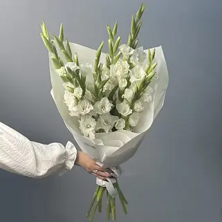 Букет из 9 белых гладиолусов