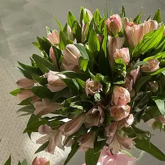 Интерьерный букет из 15 розовых альстромерий