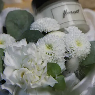 Цветочная композиция со свечой White S