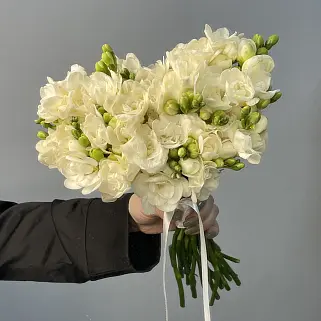 Раскидистый свадебный букет невесты из 29 фрезий