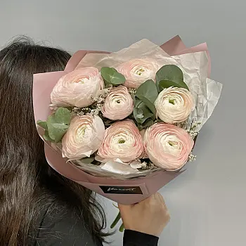 Букет из 7 ранункулюсов и лимониума