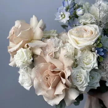 Свадебный букет невесты с голубыми акцентами