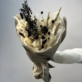 Контрастный букет сухоцветов