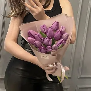 Букет из 15 фиолетовых тюльпанов