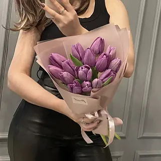 Букет из 15 фиолетовых тюльпанов