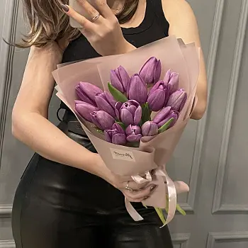 Букет из 15 фиолетовых тюльпанов