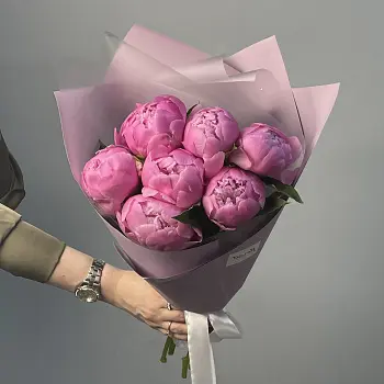 Букет из 7 ярко-розовых пионов