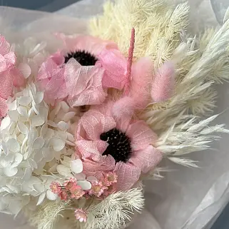 Светло-розовый букет сухоцветов