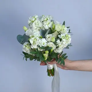 Свадебный букет невесты из эустомы и маттиолы