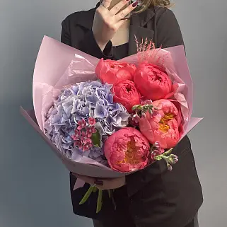 Сборный букет гортензий и пионов Emily