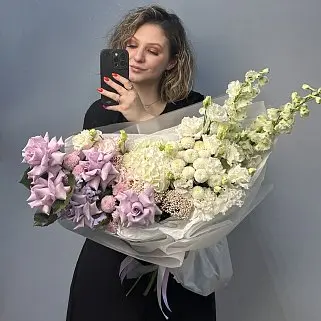 Сборный букет в лиловых оттенках