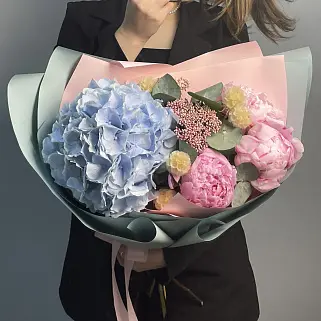 Садовый сборный букет с гортензией и пионами