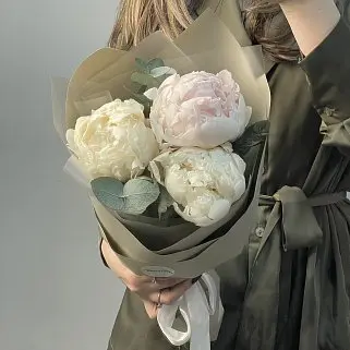 Букет из 3 белых пионов и эвкалипта