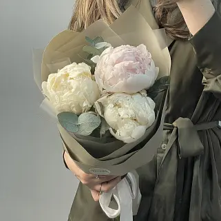 Букет из 3 белых пионов и эвкалипта